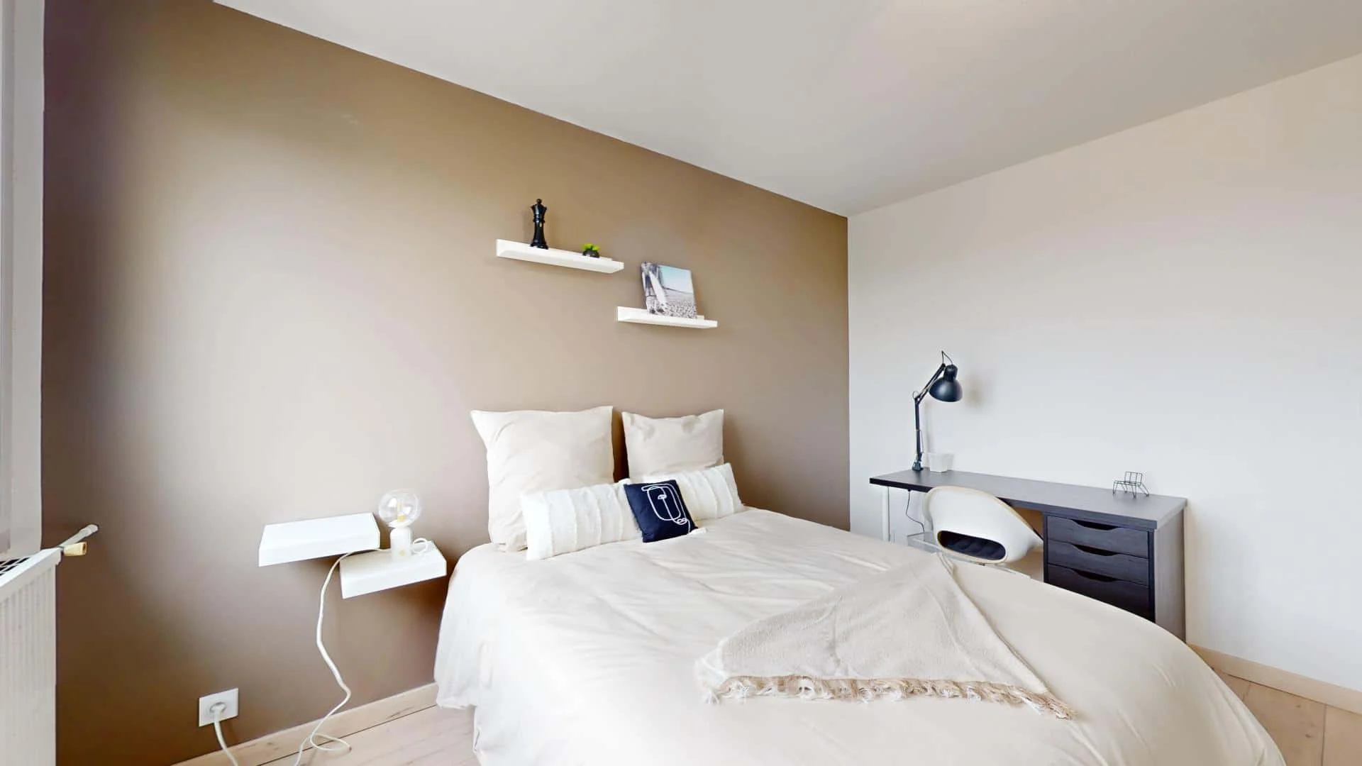 Habitación estudiantil luminosa y aireada con fácil acceso a la universidad en