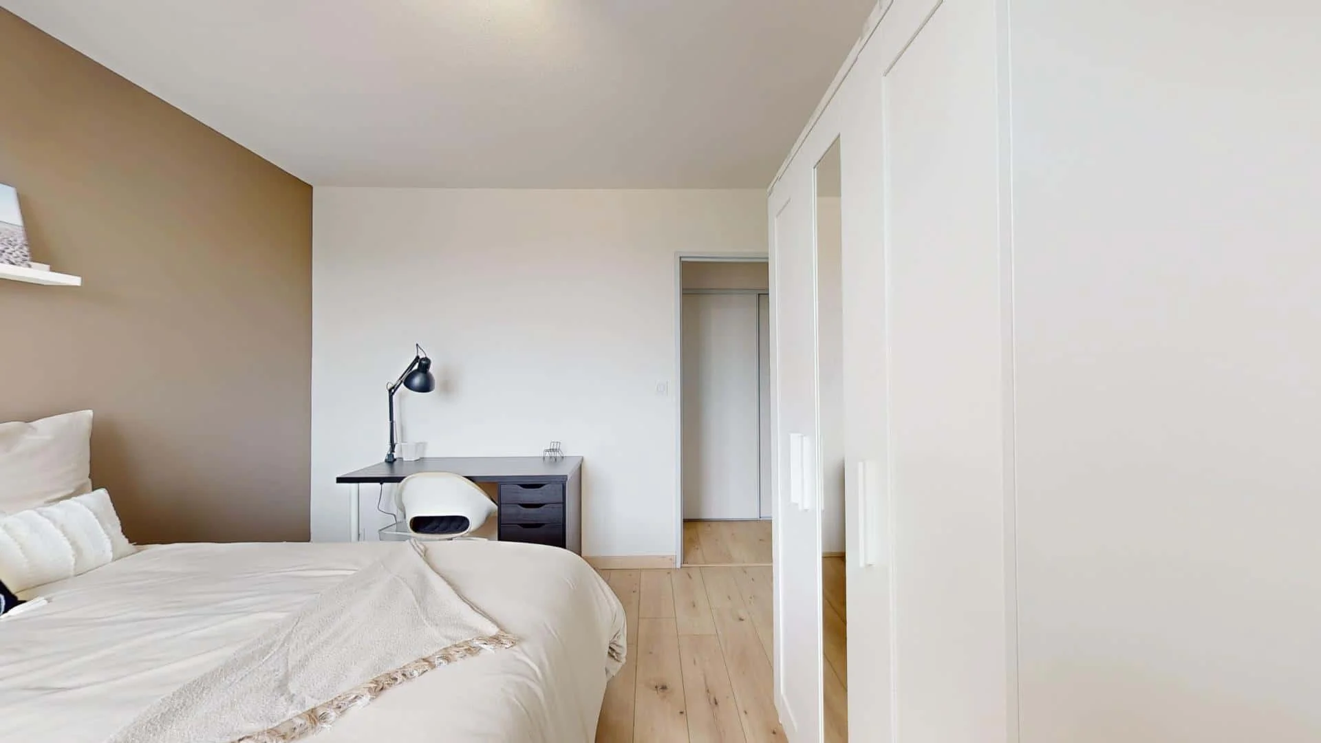 Habitación estudiantil amplia y cómoda en
