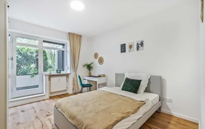Bright private room in {area}