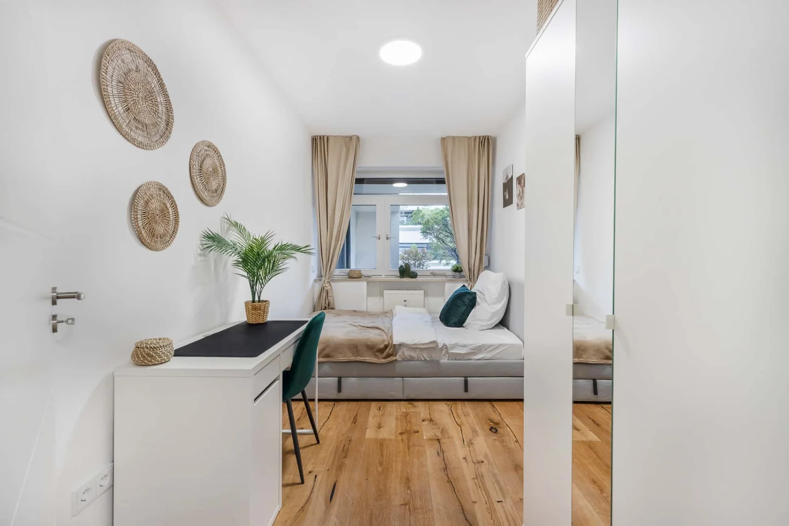Functional student room perfect for studying in 