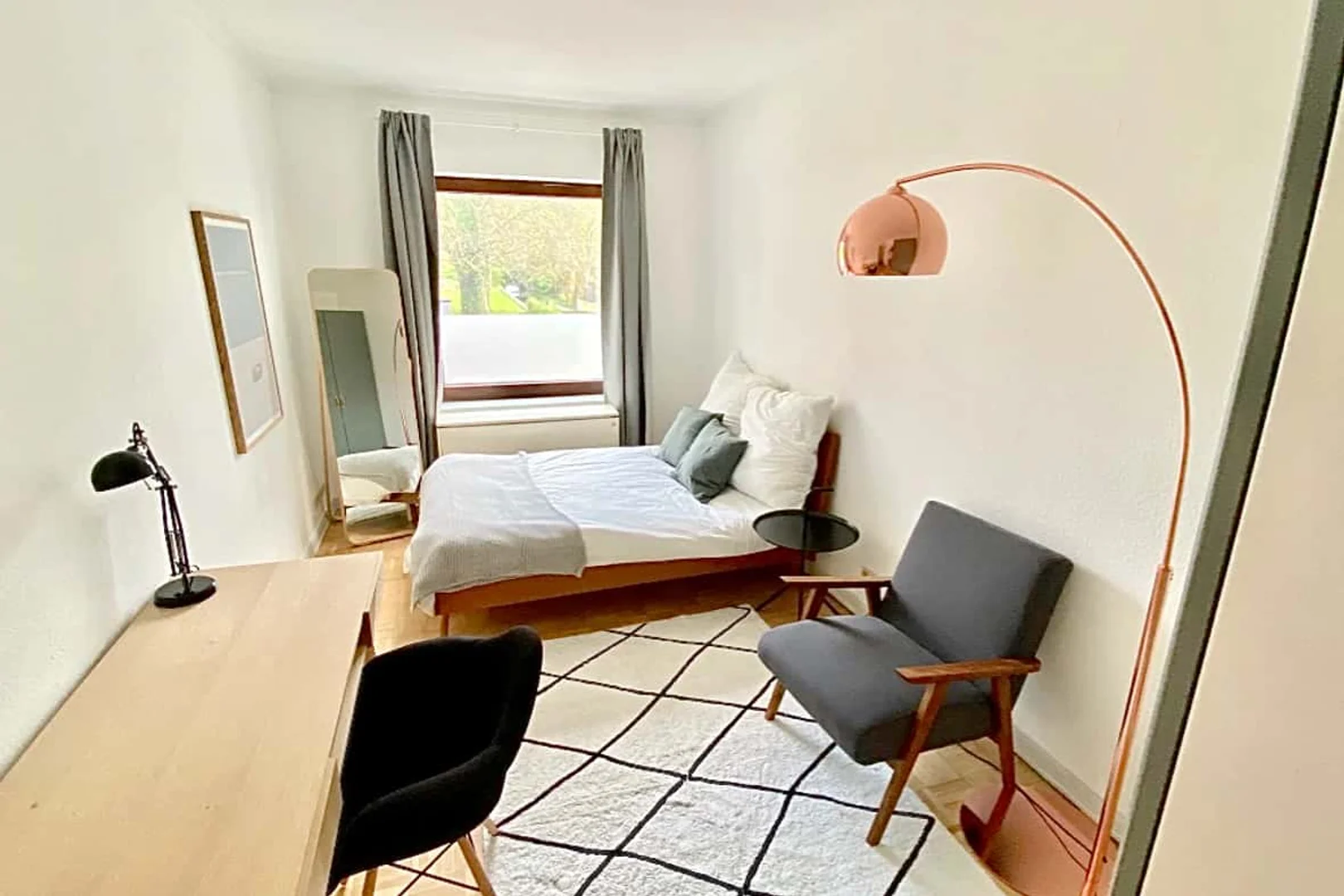 Habitación estudiantil luminosa y aireada con fácil acceso a la universidad en 