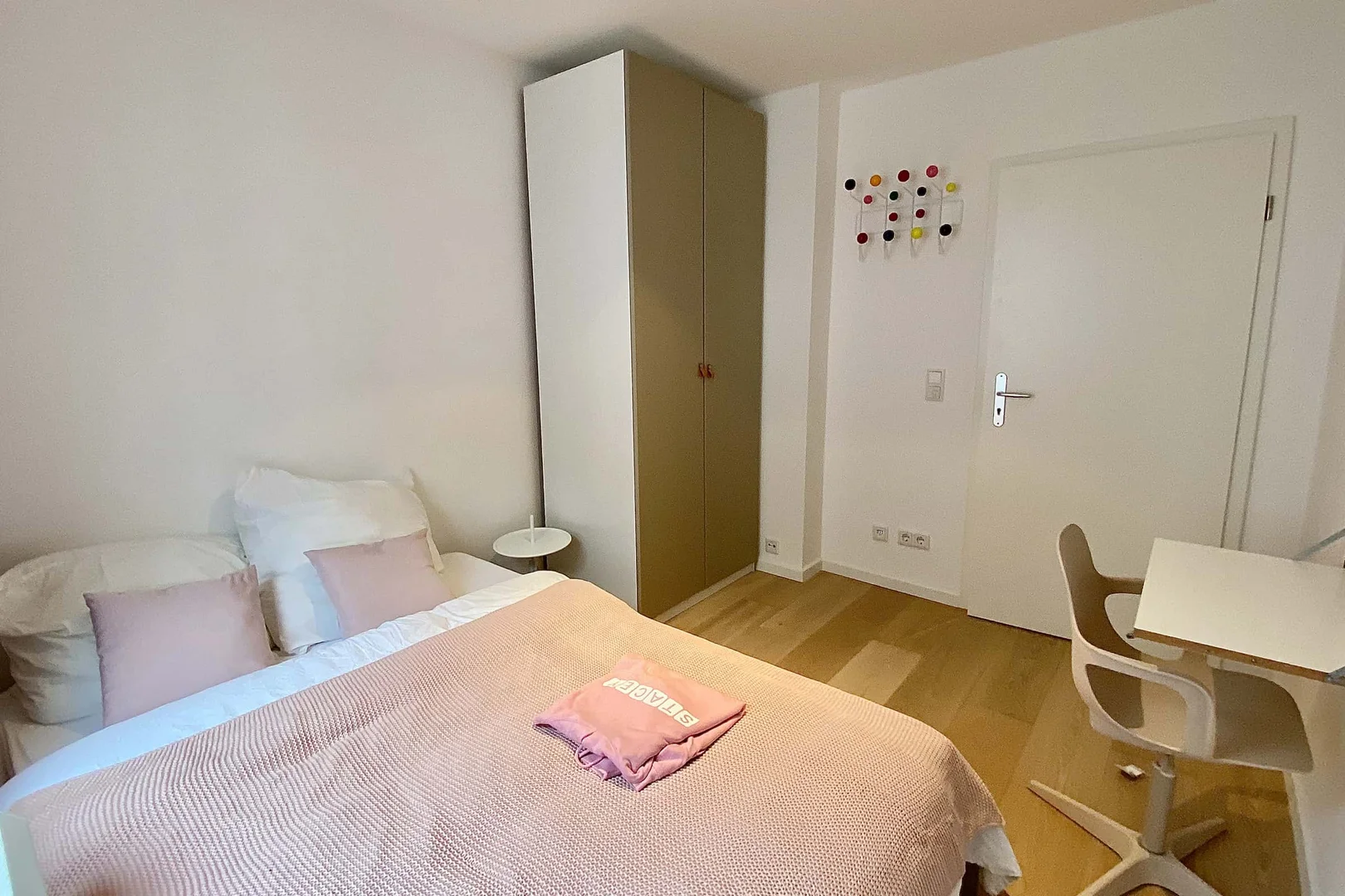 Habitación estudiantil luminosa y aireada con fácil acceso a la universidad en 