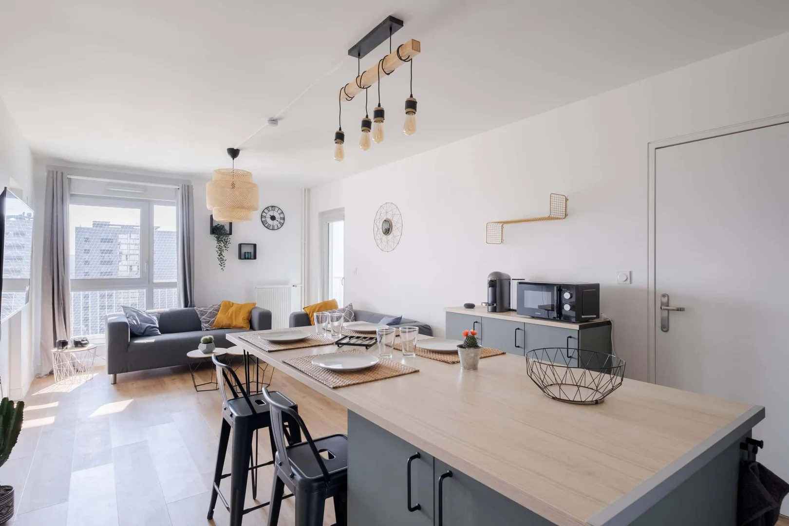 Chambre confortable pour étudiants disponible dans 