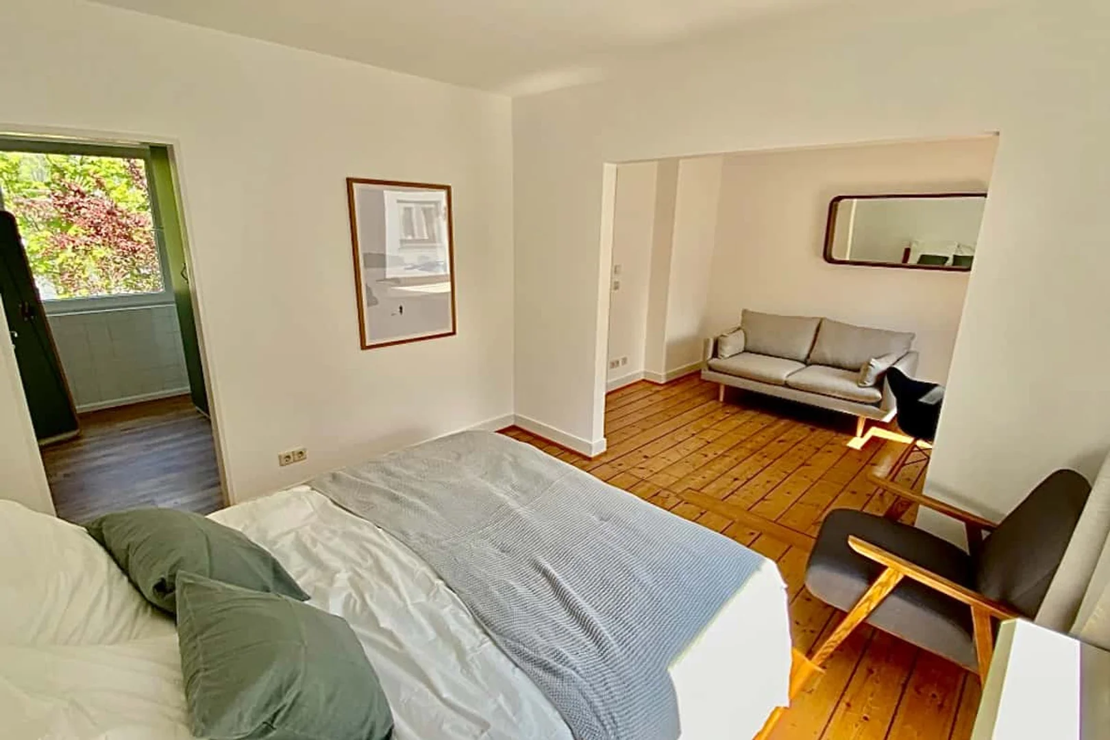 Habitación estudiantil funcional perfecta para estudiar en 