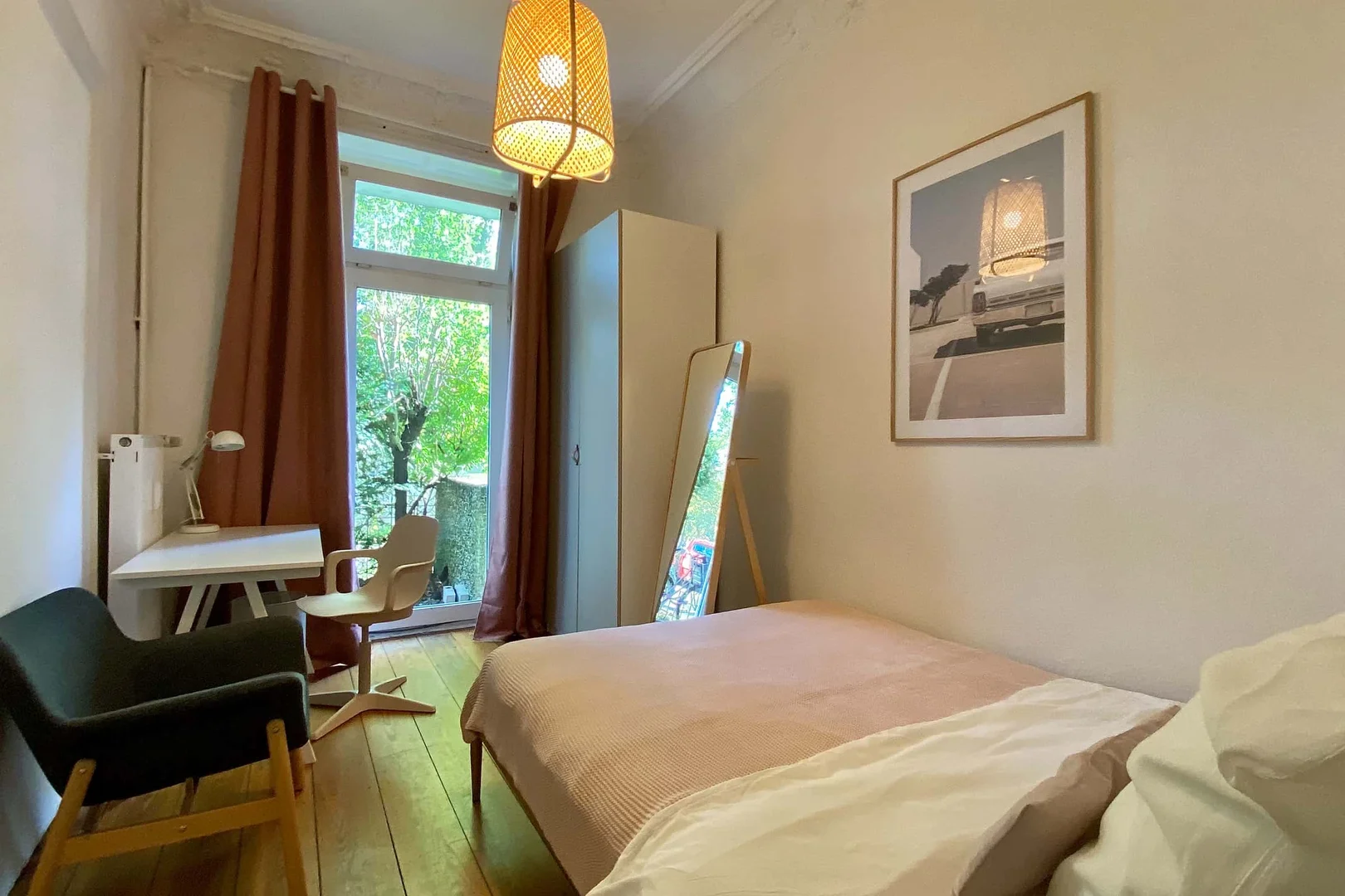 Habitación estudiantil funcional perfecta para estudiar en 