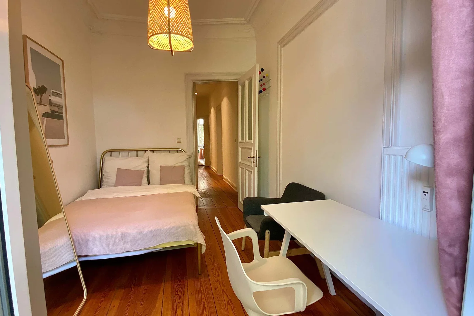 Habitación estudiantil funcional perfecta para estudiar en 