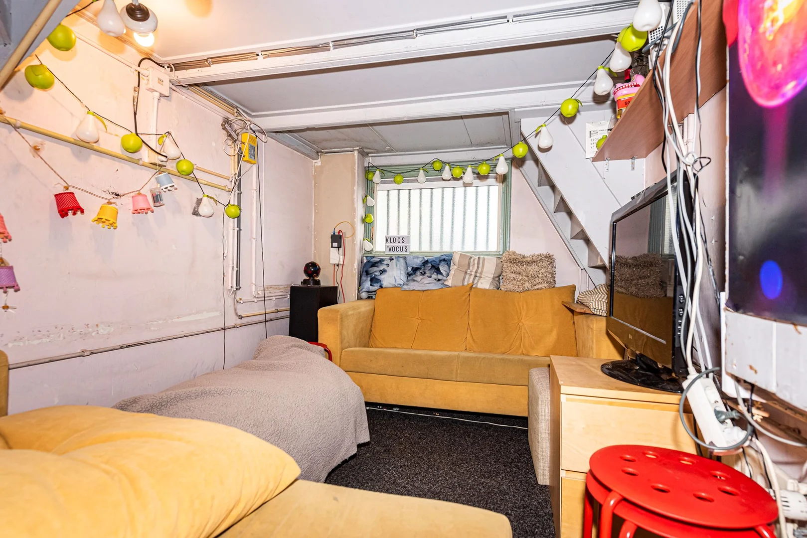 Studentenzimmer in  mit Arbeitsbereich und Gemeinschaftseinrichtungen