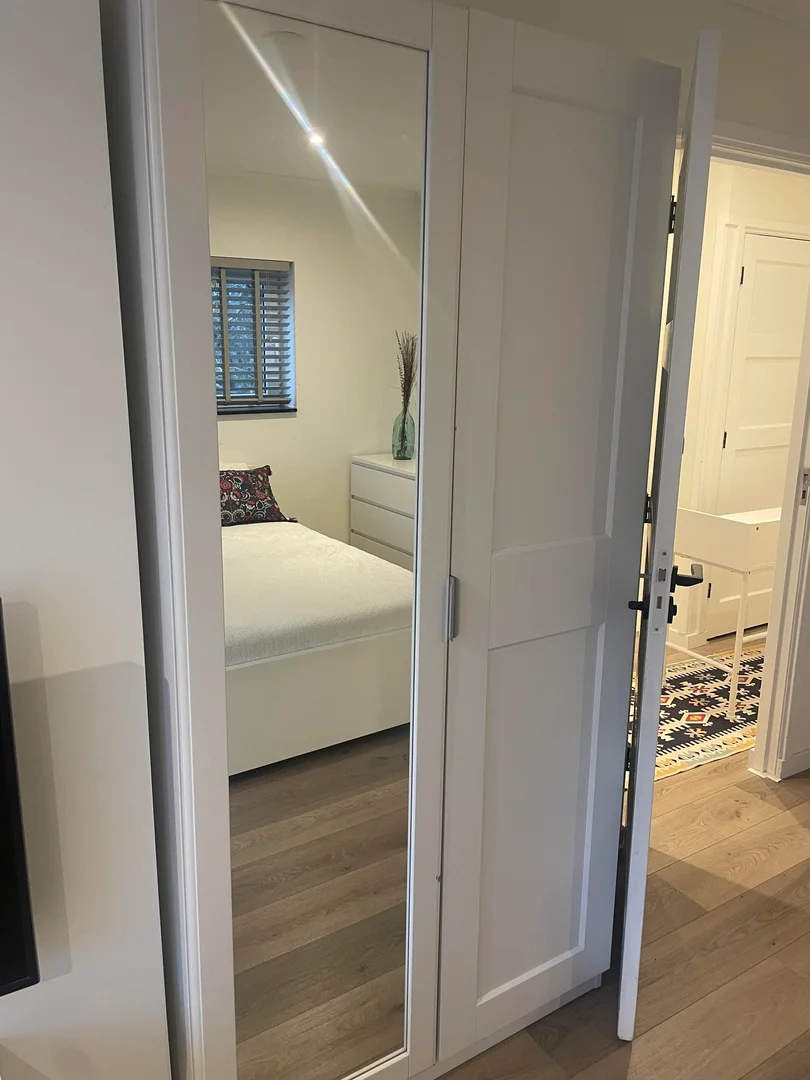 Habitación estudiantil funcional perfecta para estudiar en 