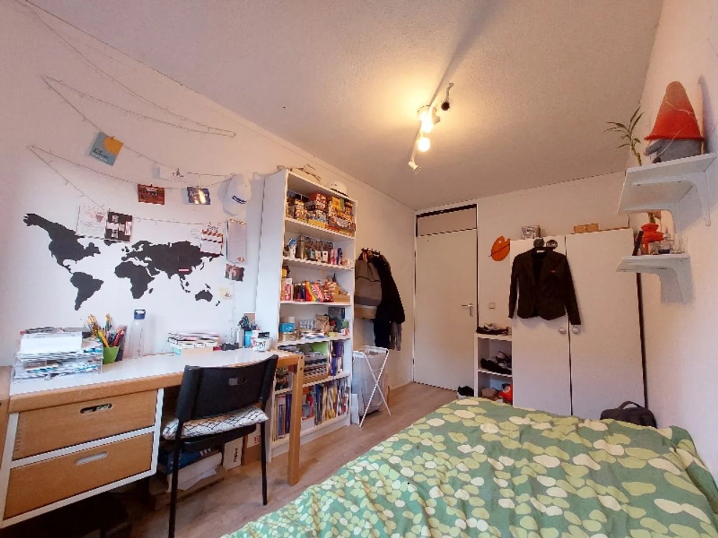 Studentenzimmer in  mit Arbeitsbereich und Gemeinschaftseinrichtungen