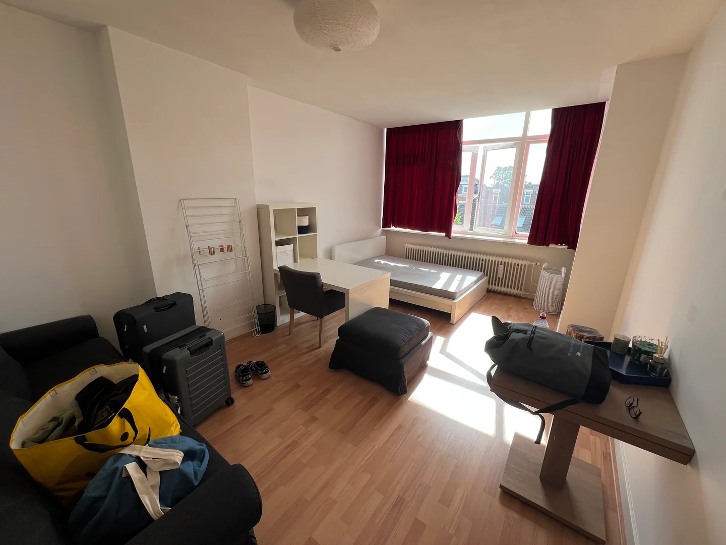 Habitación asequible para estudiantes con buena iluminación en