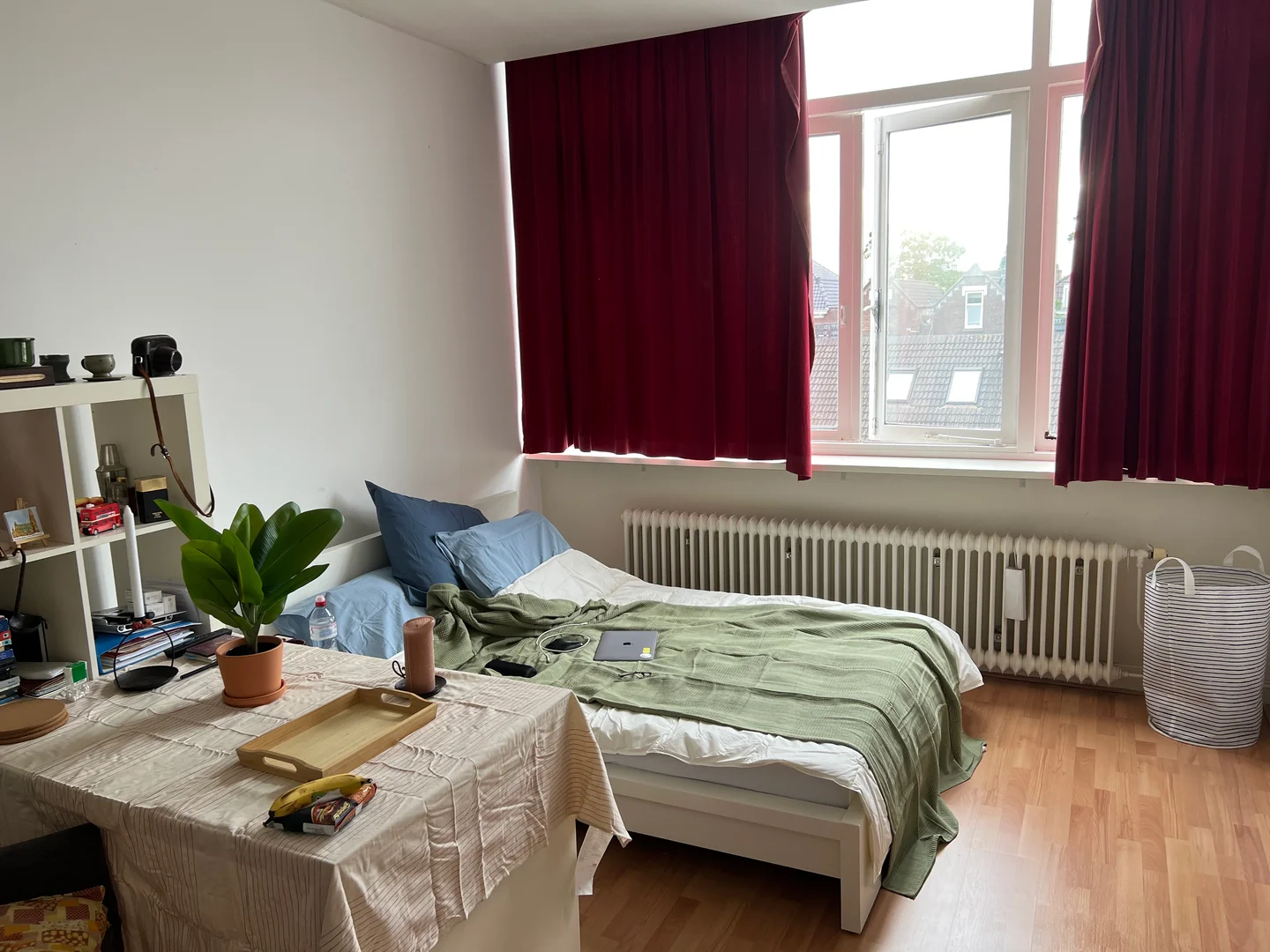 Habitación estudiantil funcional perfecta para estudiar en
