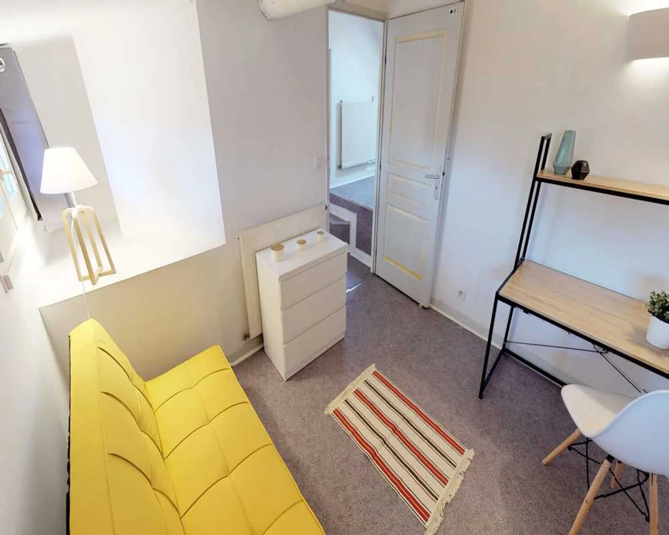 Functional student room perfect for studying in