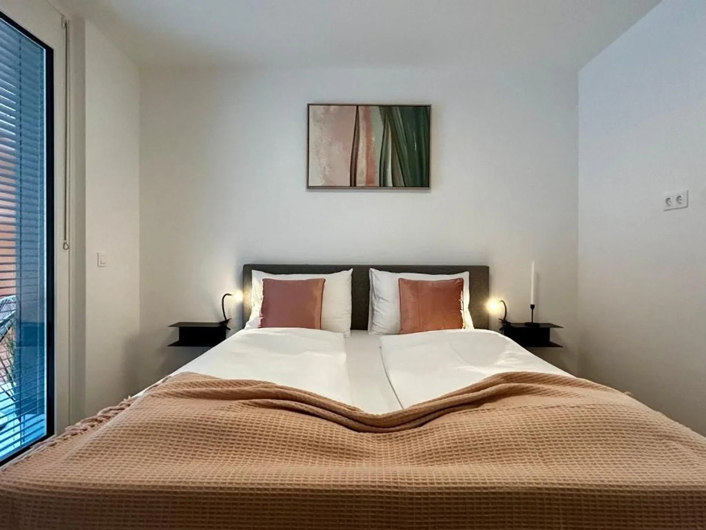 Chambre d'étudiant à  avec espace d'étude et installations communes