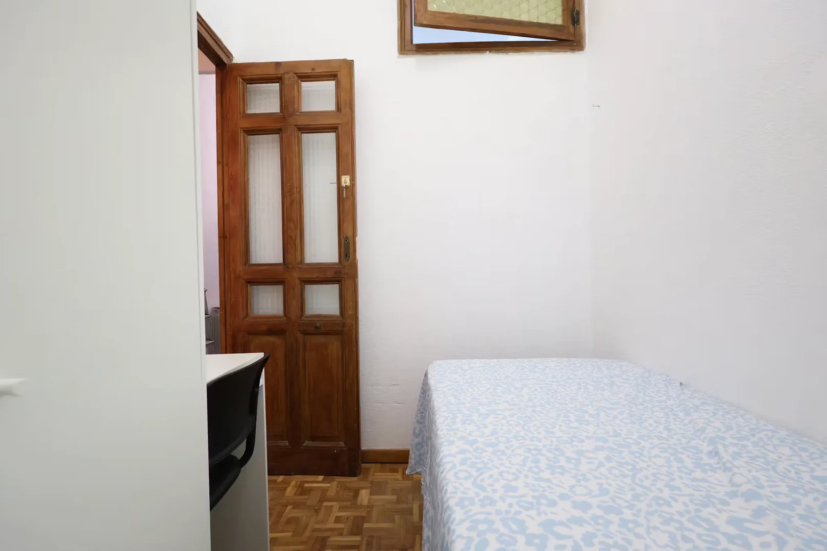 Economical student room with convenient location in