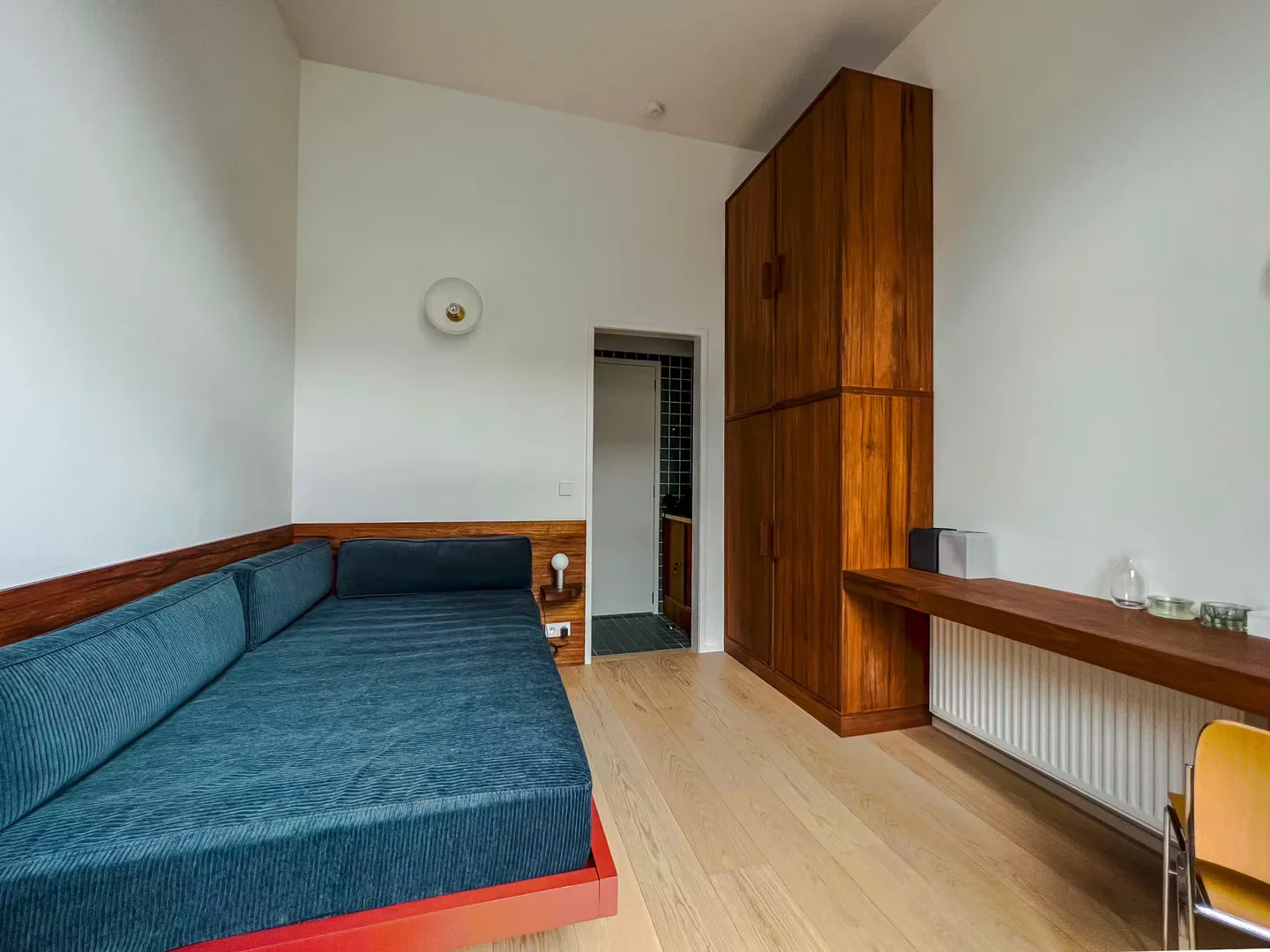 Quarto acessível para estudantes com iluminação ampla em 