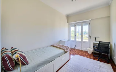 Chambre privée à Rua Luís de Freitas Branco, image 2 de 49
