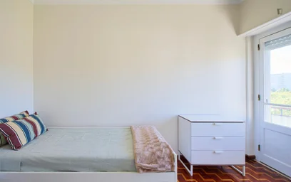 Chambre privée à Rua Luís de Freitas Branco, image 3 de 49