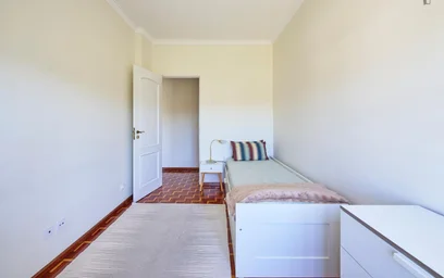 Chambre privée à Rua Luís de Freitas Branco, image 5 de 49