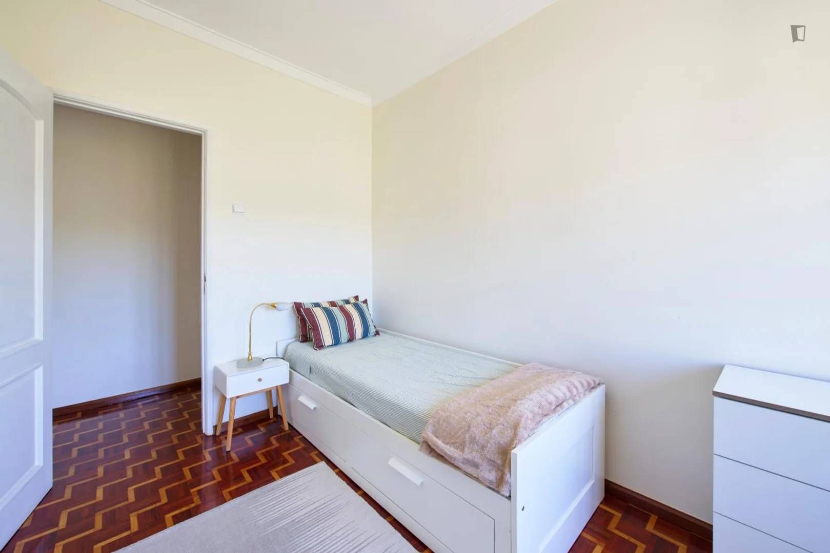 Chambre confortable pour étudiants disponible dans 
