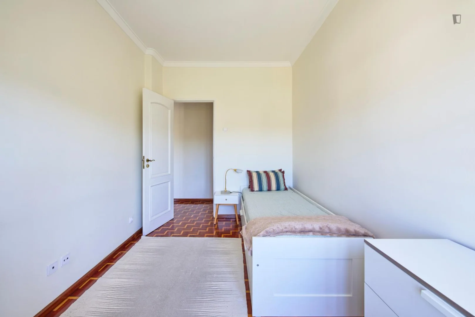 Chambre abordable pour les étudiants avec un bon éclairage dans 