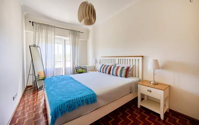 Chambre privée à Rua Luís de Freitas Branco, image 2 de 49