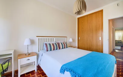 Chambre privée à Rua Luís de Freitas Branco, image 4 de 49