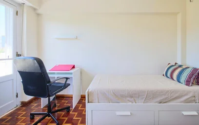 Chambre privée à Rua Luís de Freitas Branco, image 3 de 49