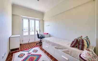 Chambre privée à Rua Luís de Freitas Branco, image 2 de 49