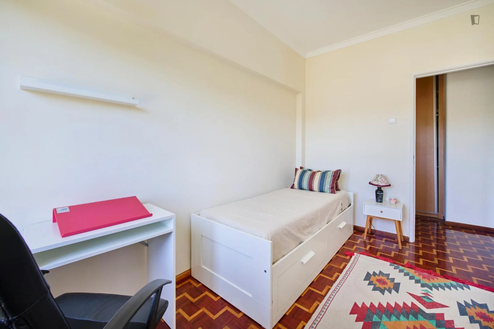 Chambre abordable pour les étudiants avec un bon éclairage dans