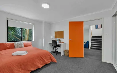 Habitación en alquiler con cama doble {area}