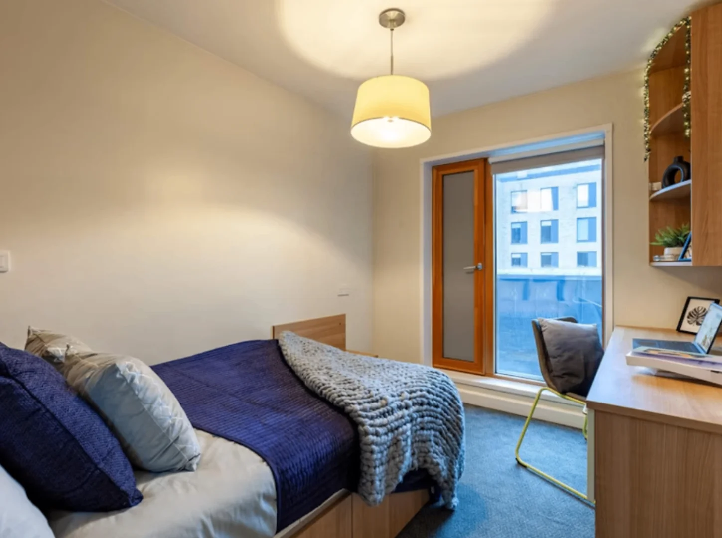 Chambre abordable pour les étudiants avec un bon éclairage dans 