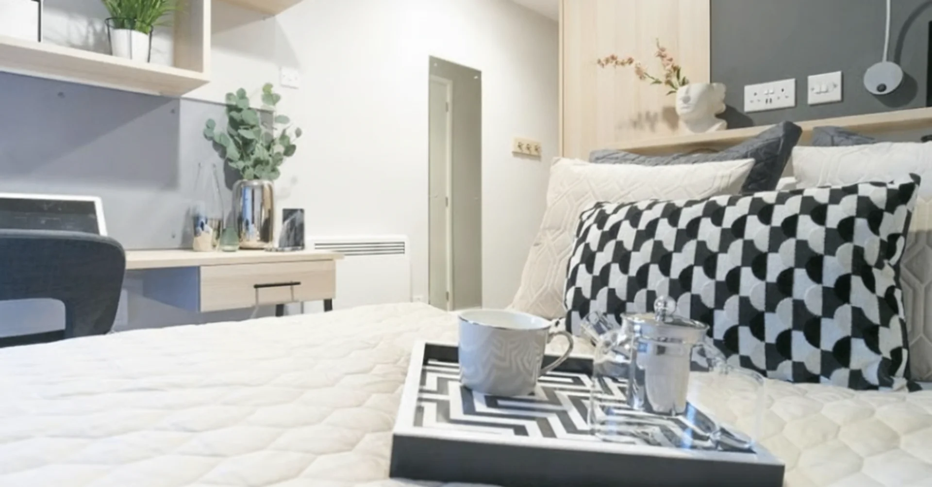 Quarto de estudante em  com área de estudo e instalações partilhadas