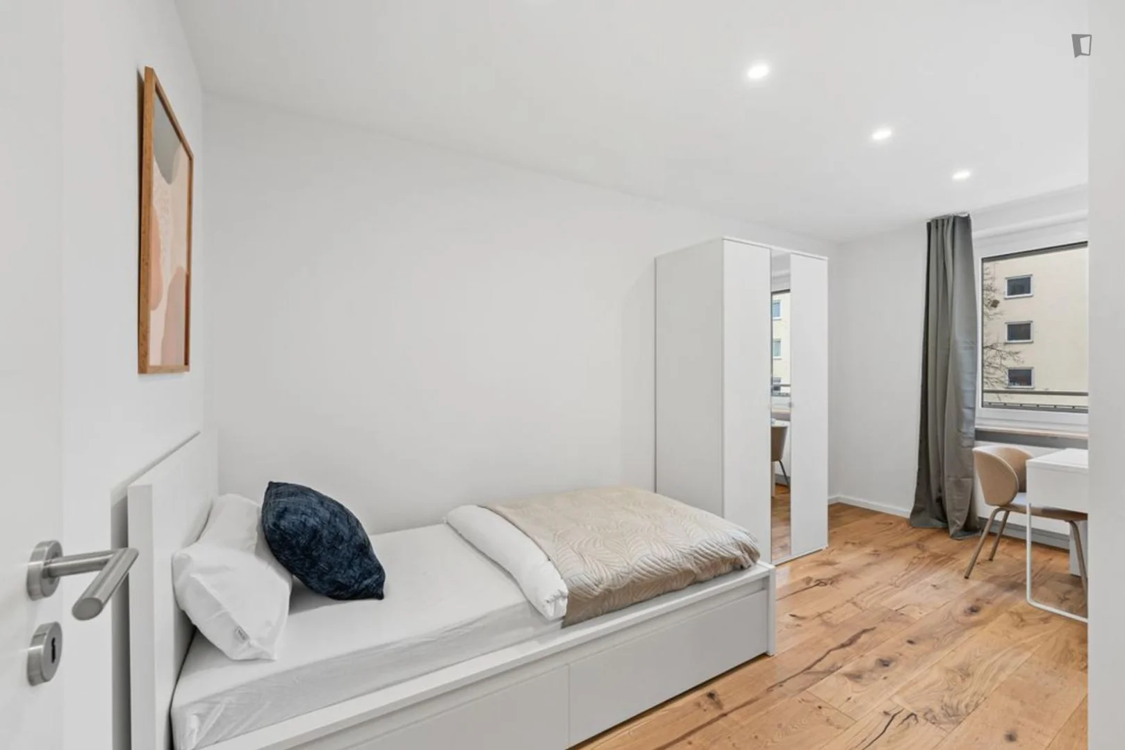 Quarto de estudante em  com área de estudo e instalações partilhadas