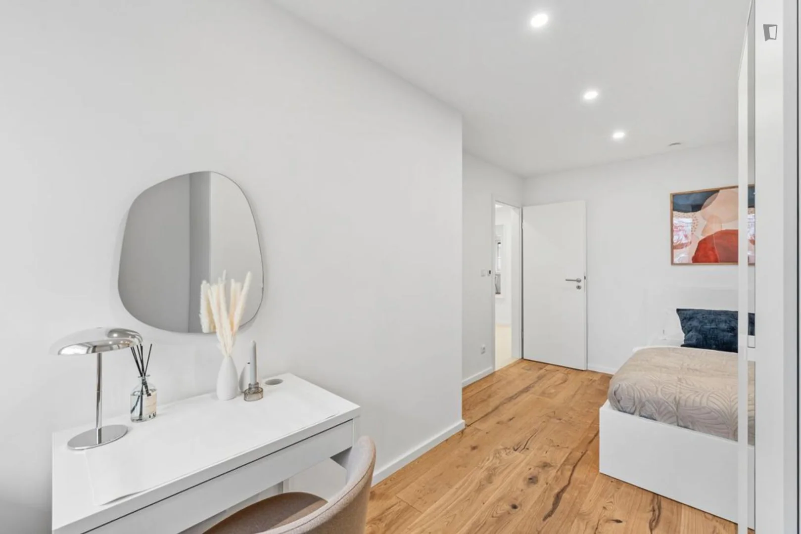 Quarto acessível para estudantes com iluminação ampla em 