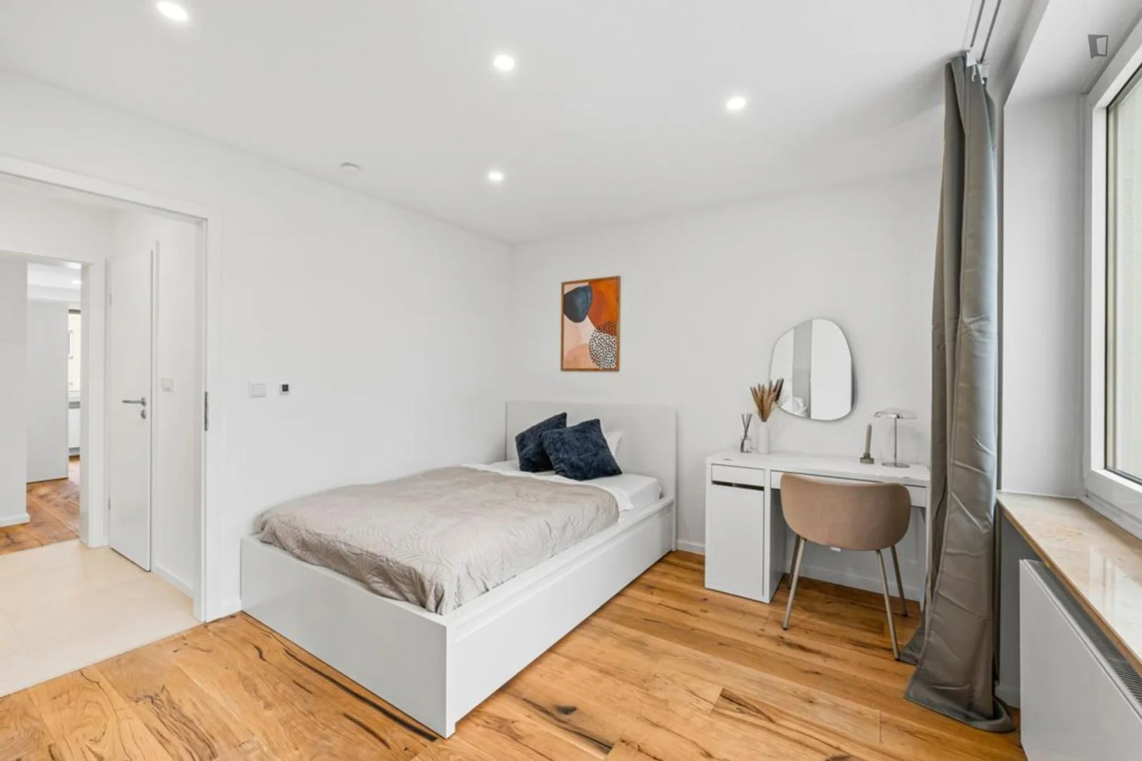 Quarto de estudante em  com área de estudo e instalações partilhadas