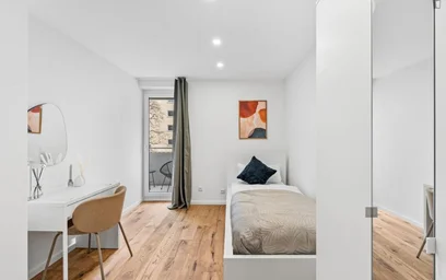 Quarto para alugar num apartamento partilhado em {area}