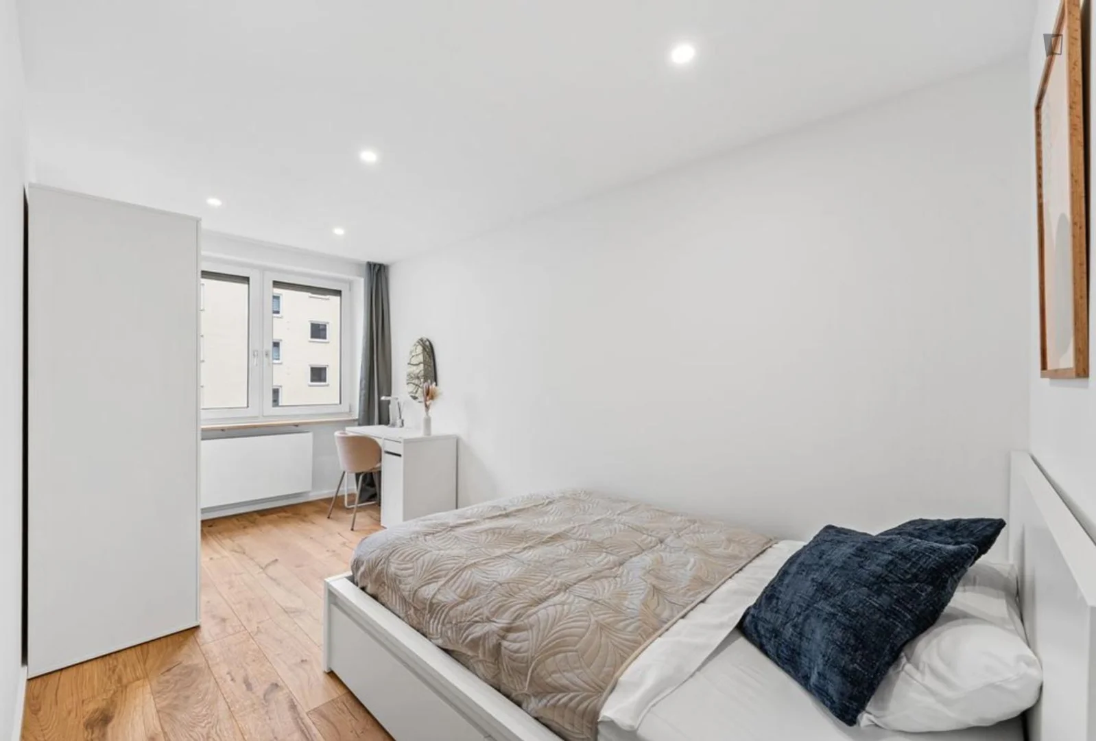 Quarto de estudante em  com área de estudo e instalações partilhadas