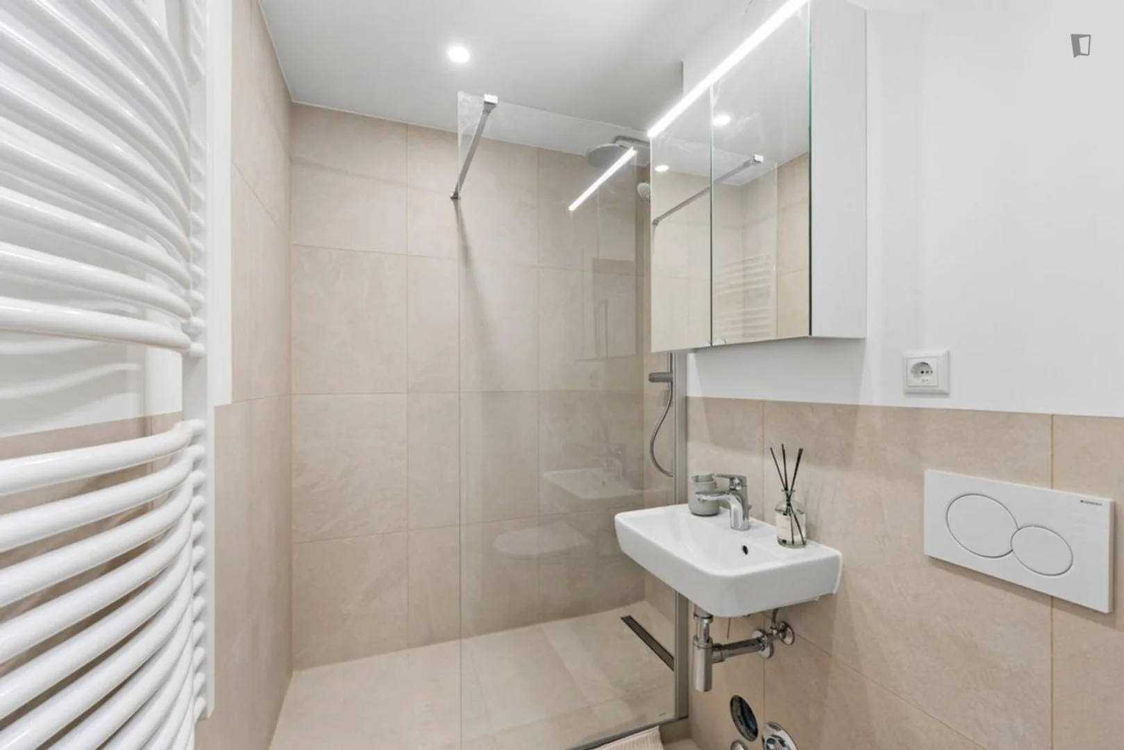 Quarto acessível para estudantes com iluminação ampla em 