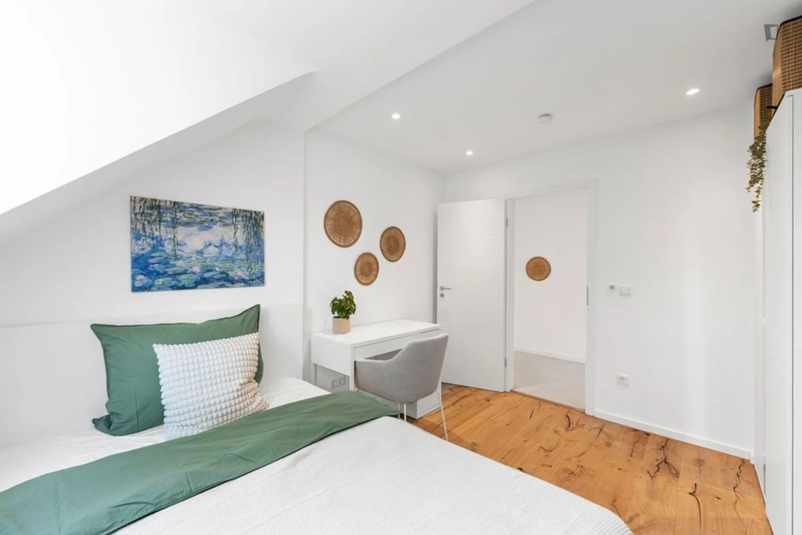Quarto para alugar em apartamento de estudantes em , totalmente mobilado