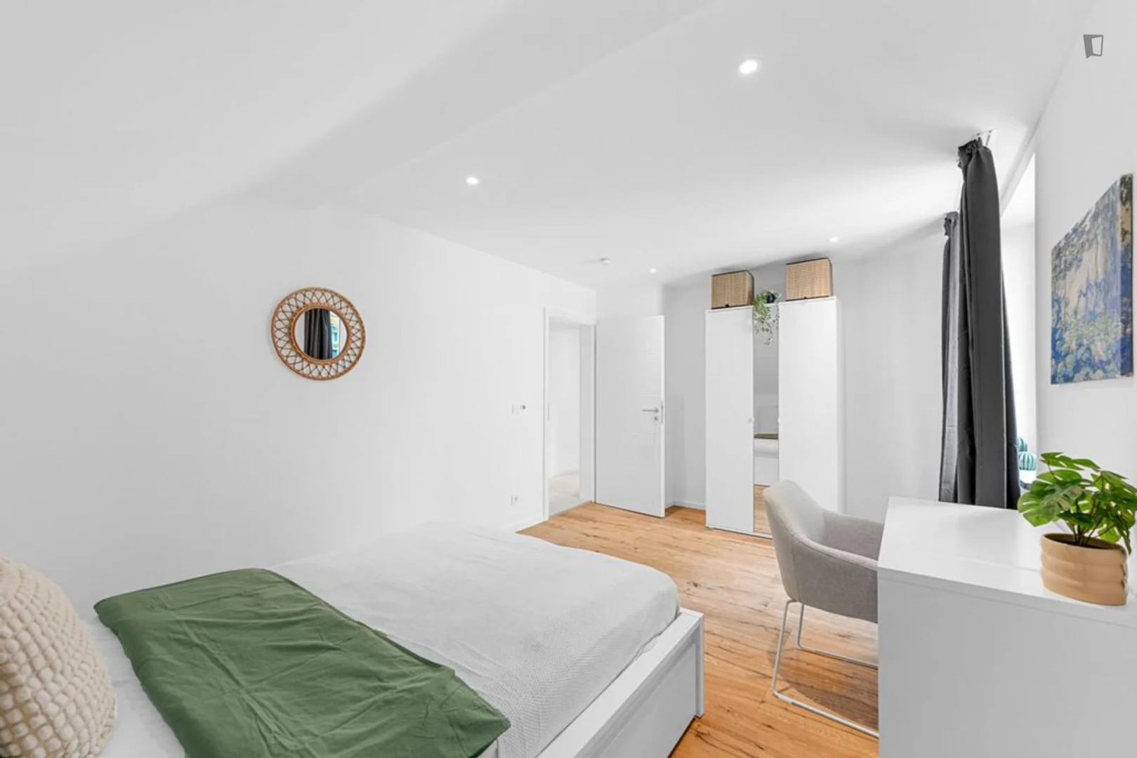 Quarto acessível para estudantes com iluminação ampla em 