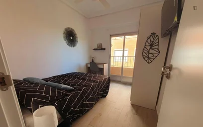 Quarto para alugar com cama de casal em {area}
