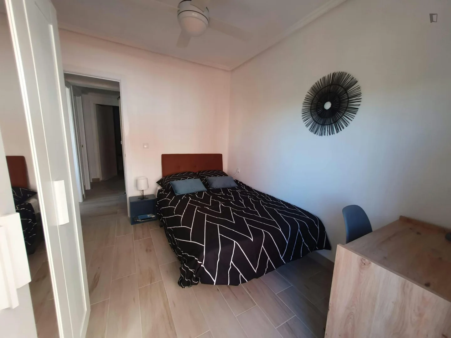 Quarto amigo do estudante em com comodidades modernas