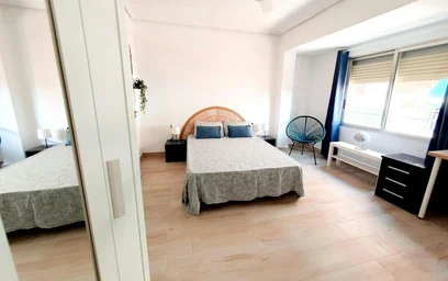 Quarto privado em C/ de la Reina, imagem 1 de 27