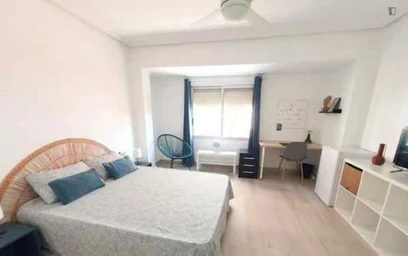 Quarto privado em C/ de la Reina, imagem 2 de 27