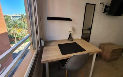 Quarto privado em C/ de la Reina, imagem 3 de 26