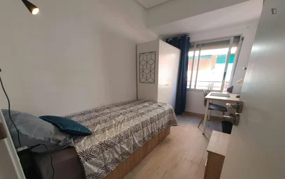 Quarto privado em C/ de la Reina, imagem 1 de 26