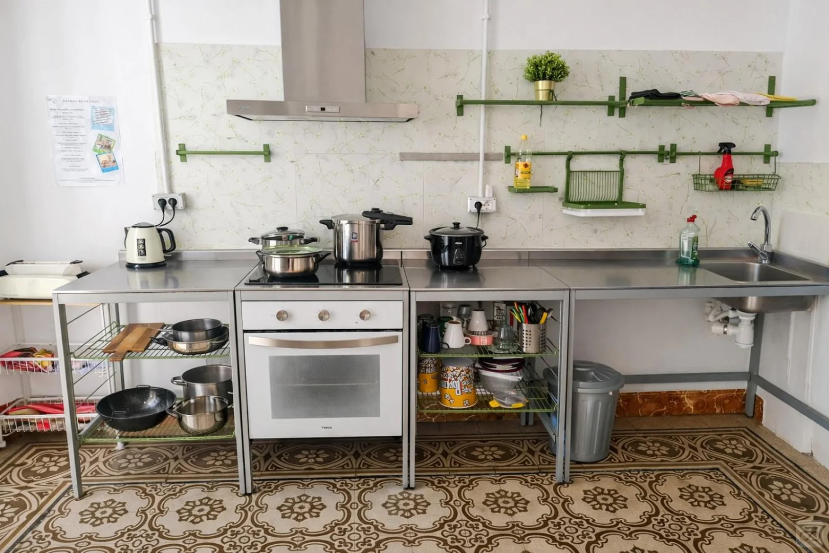 Habitación para estudiantes en con área de estudio y facilidades compartidas
