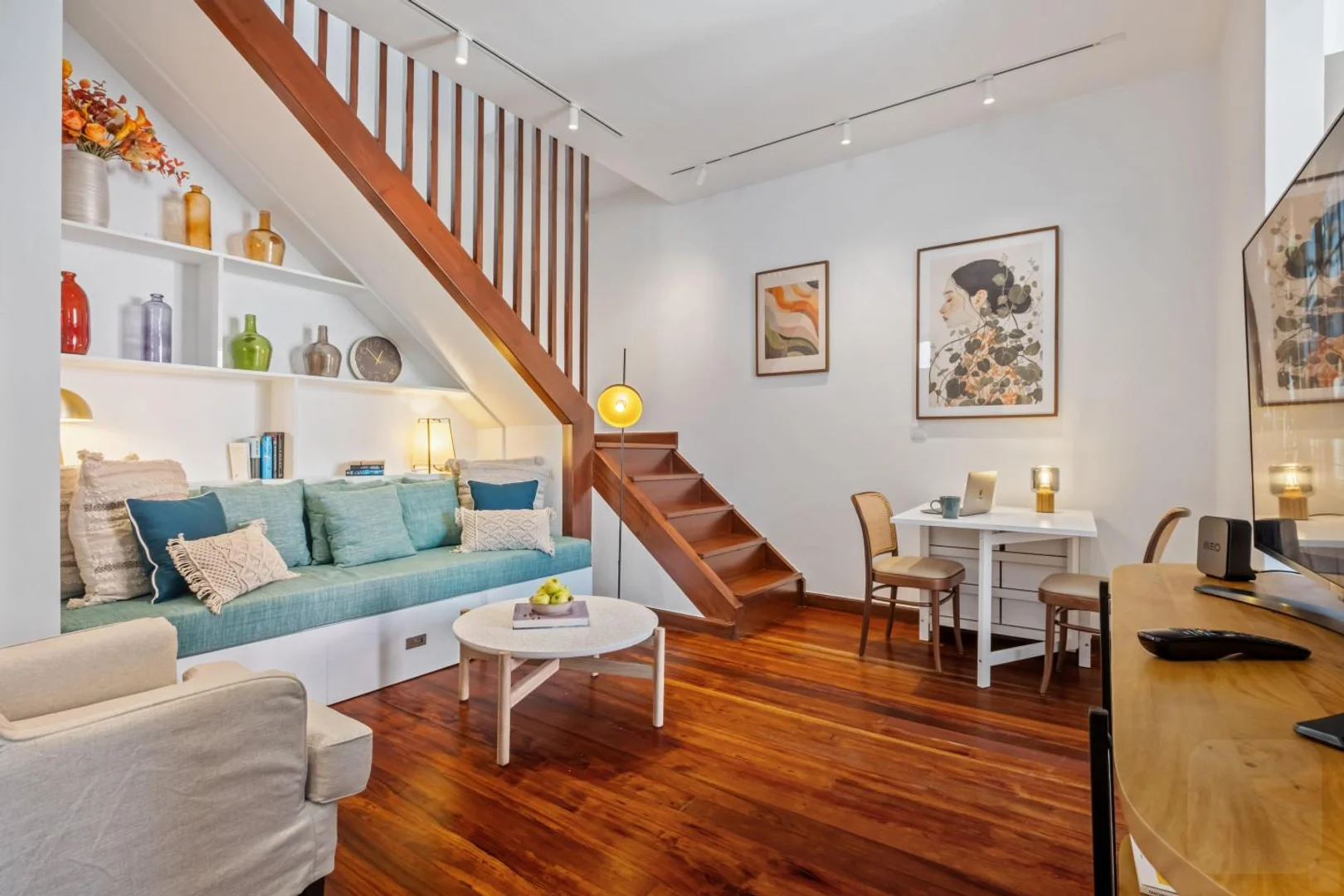 Habitación estudiantil funcional perfecta para estudiar en