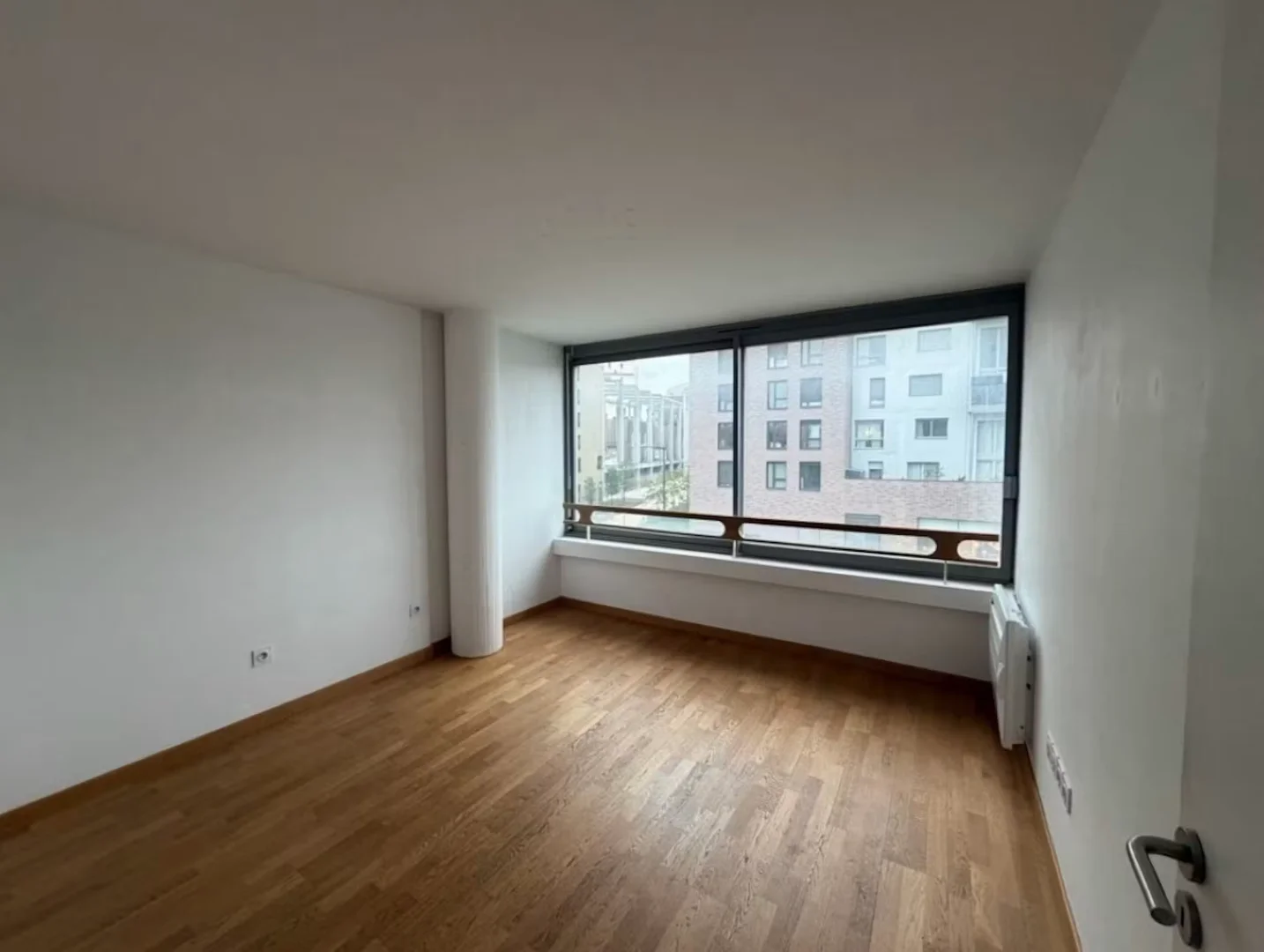 Comfortable and spacious student room in