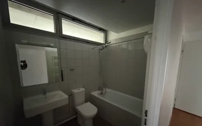 Private room at Boulevard du Colonel Fabien, image 5 of 10
